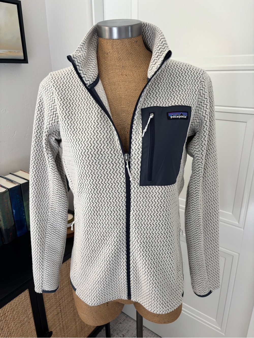 Patagonia Women’s Cream and Slate/Navy Patterned Full-Zip Teddy Jacket - Picture 6 of 10